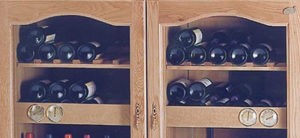 imagen de vinoteca en madera