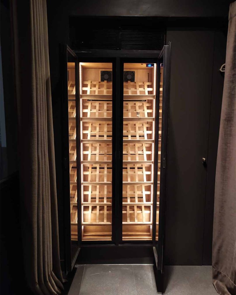 Vinoteca a medida en Grand Hotel Central de Barcelona - Comprar ...