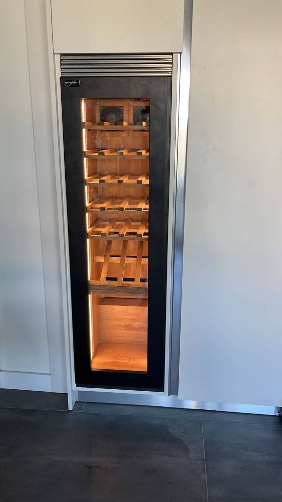 Vinoteca a Medida integrada en cocina Tarragona por Caveplus