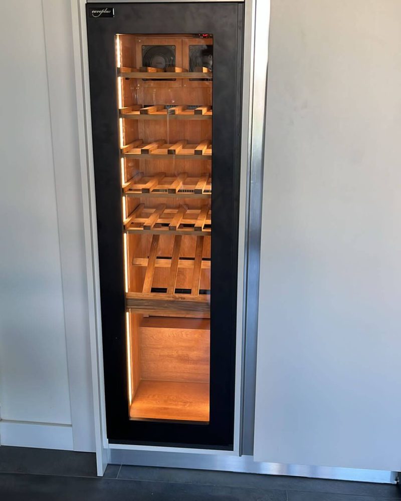 Vinoteca a Medida integrada en cocina Tarragona por Caveplus